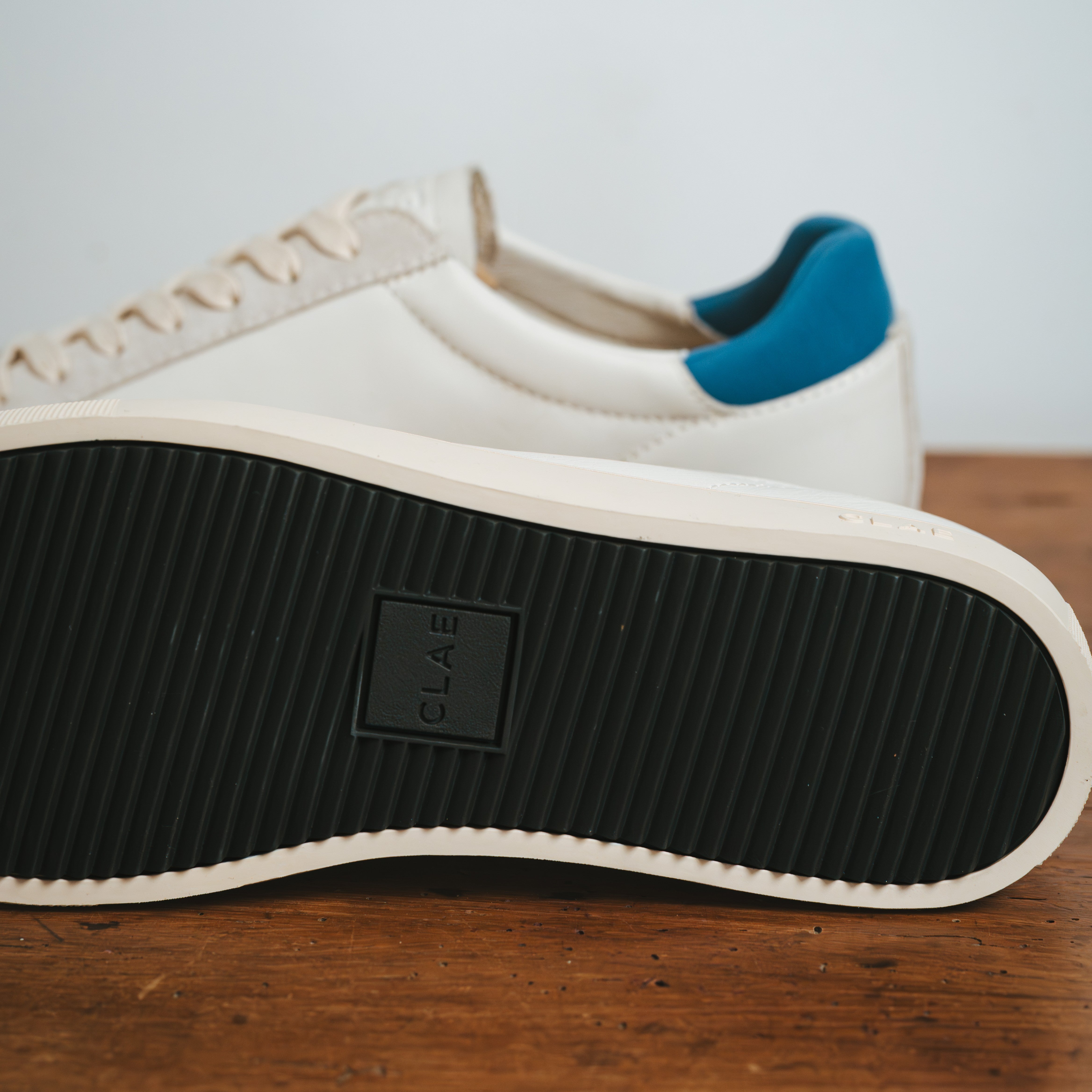 clae-bradley-off-white-pebble-blue-damen-sneaker image 4