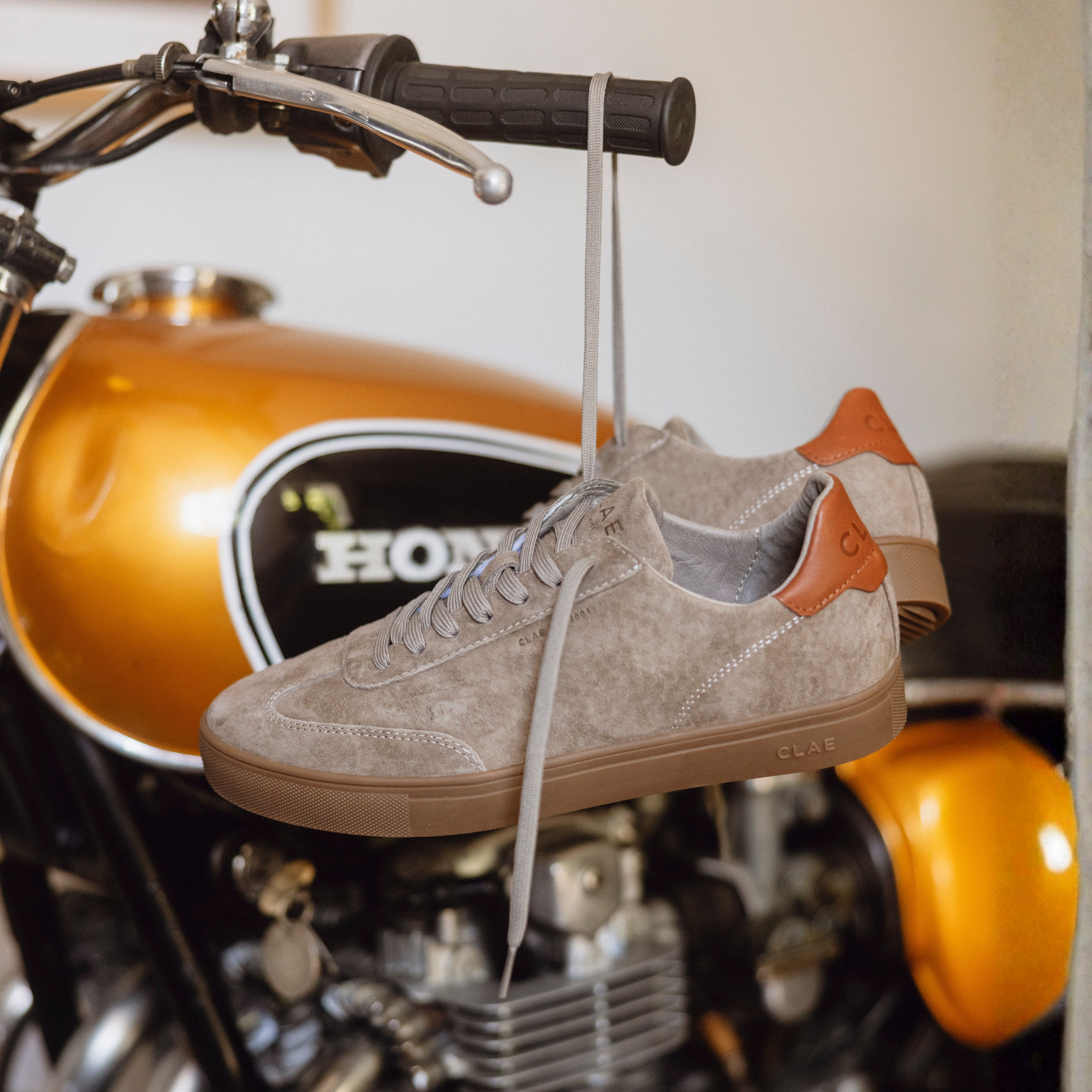 clae-deane-court-sneaker-fallen-rock-dark-gum-suede-nappa-t-toe image 2