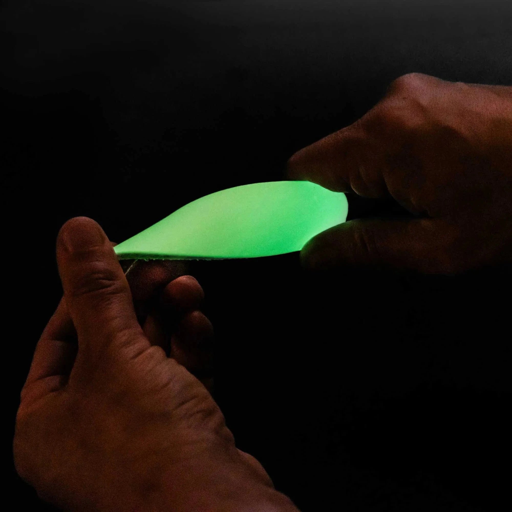 angelus-glow-in-the-dark-acrylfarbe-green-glow-1-oz image 4