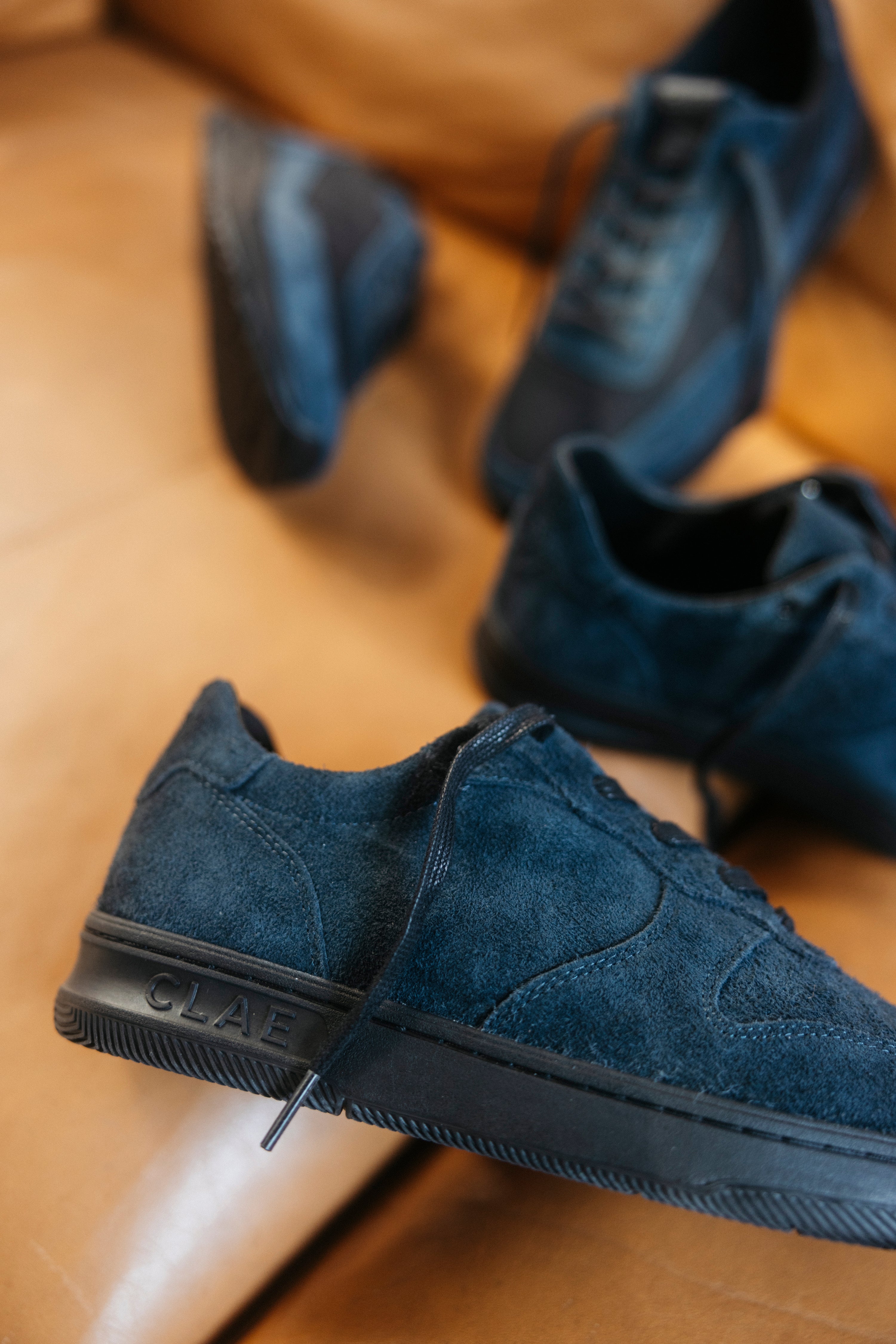 clae-malone-court-sneaker-hairy-suede-premium-look image 2
