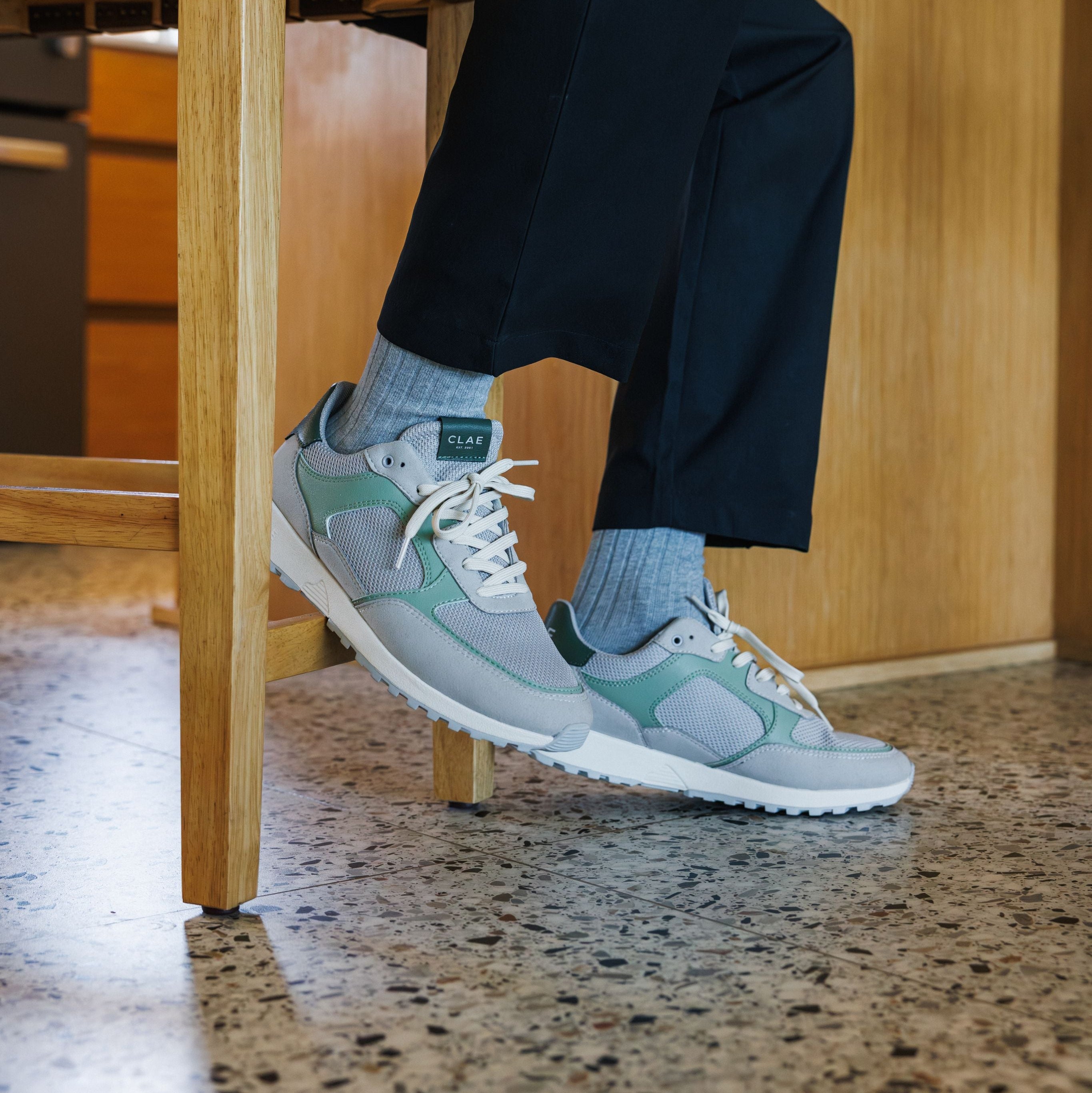 clae-joshua-vegan-trainer-quiet-gray-tea-damen image 2