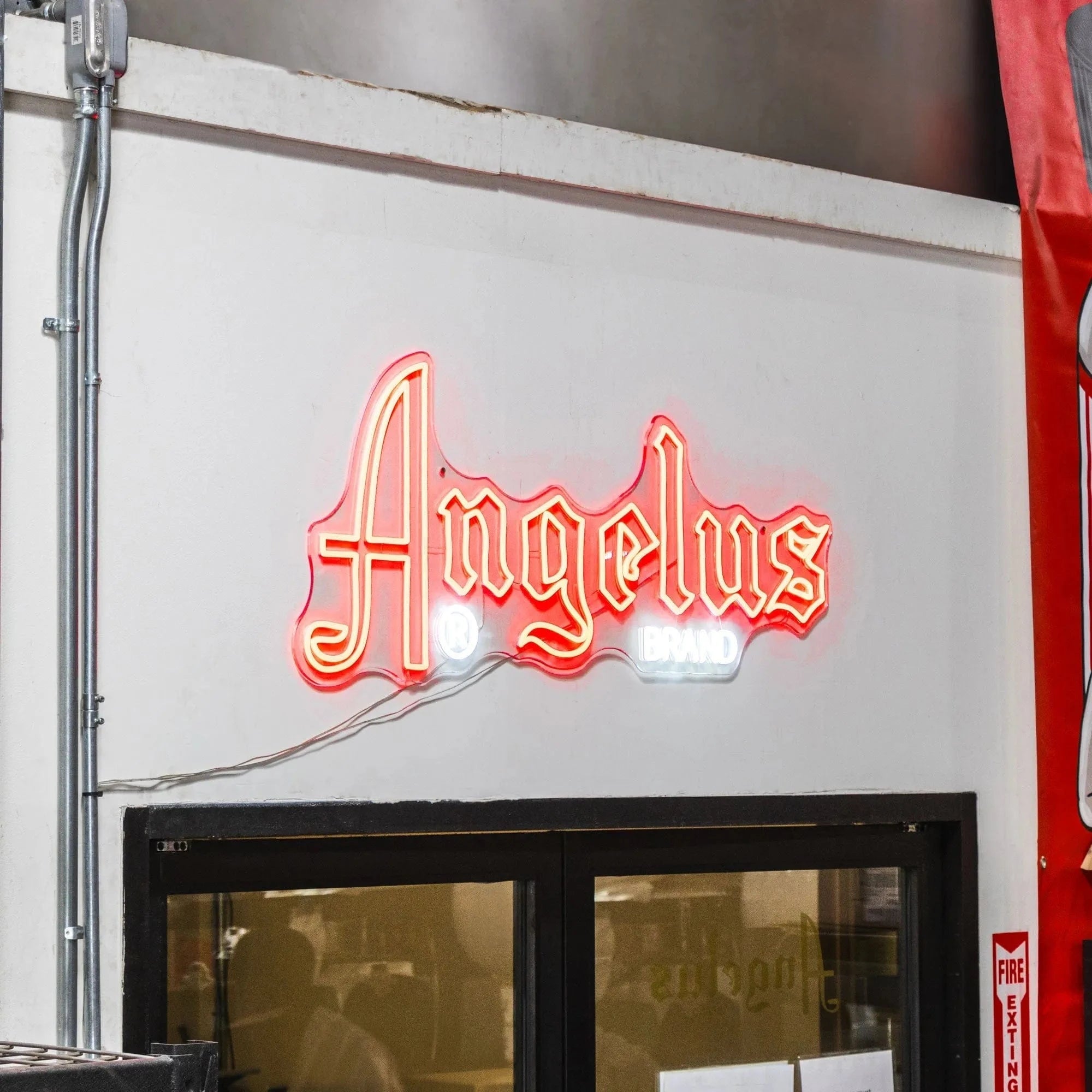 angelus-led-neon-schild-rot-weiss-43-x-18-5-zoll image 2