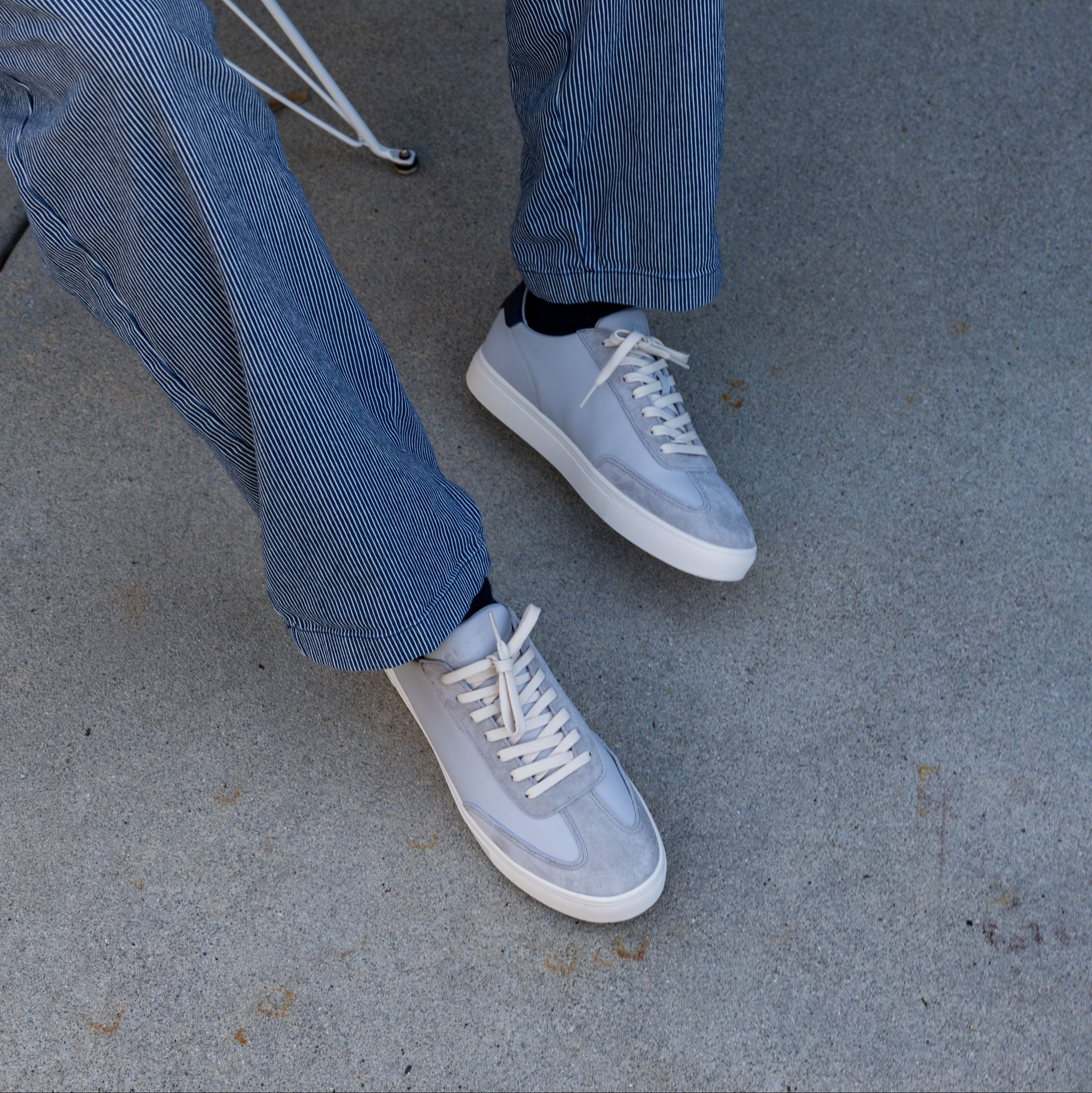 clae-deane-t-toe-court-sneaker-quiet-gray-navy-damen image 3