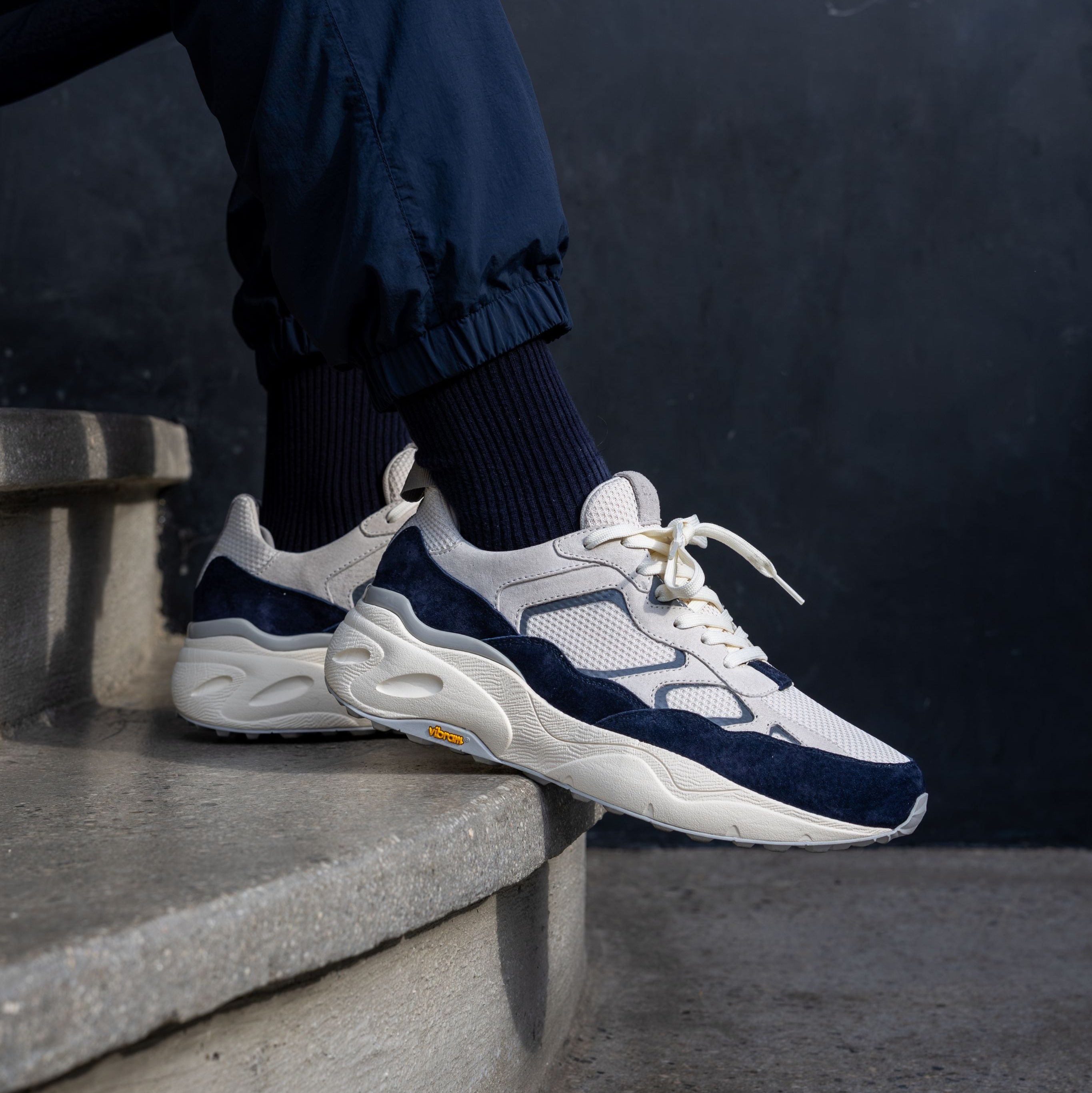 clae-salazar-runner-off-white-navy-mit-vibram-sohle image 2