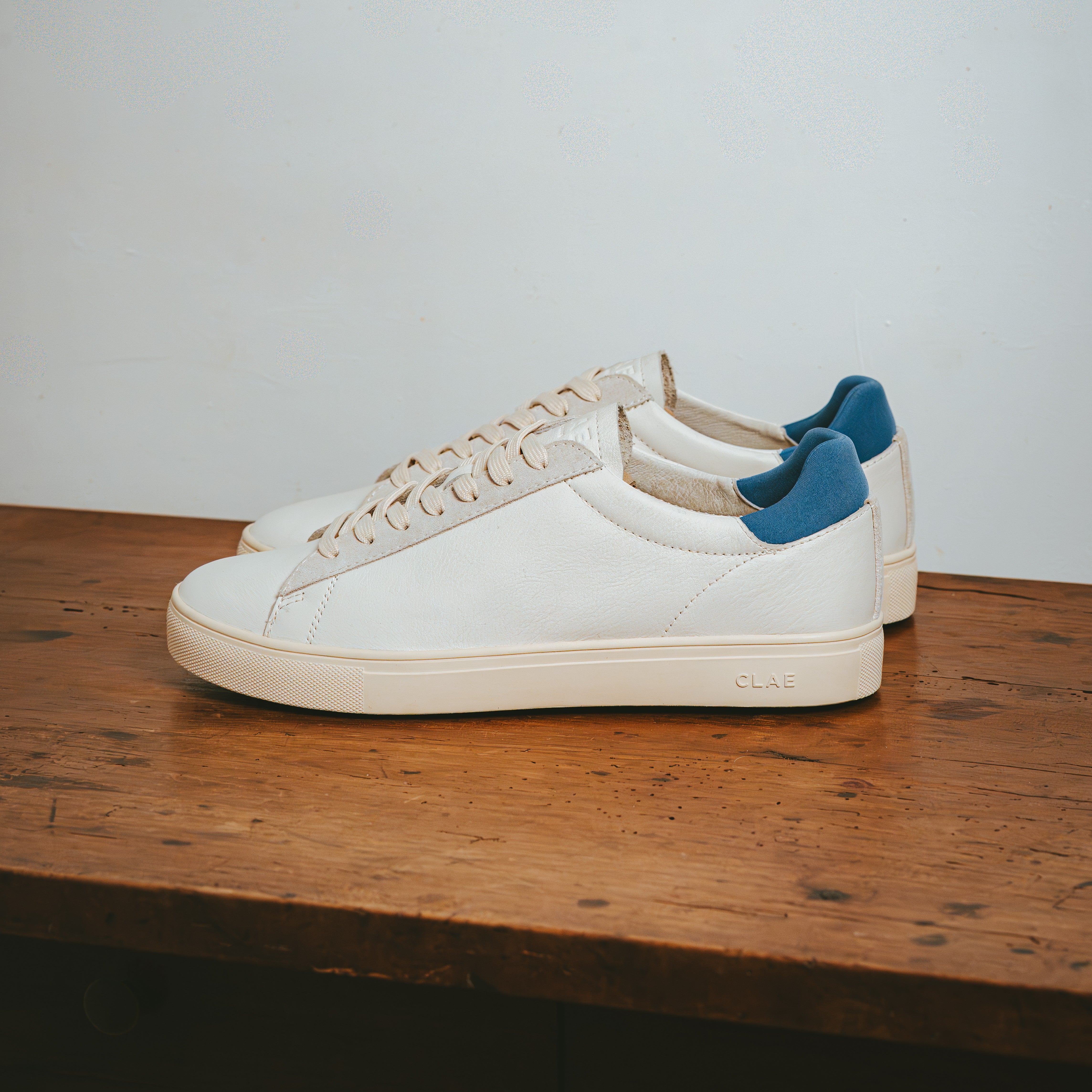 clae-bradley-off-white-pebble-blue-damen-sneaker image 2